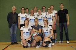 Dr. Harald Bürger mit den Grimmener Volleyballerinnen und ihrem Trainer Nils Stubbe (von links nach rechts, Foto: GSV)